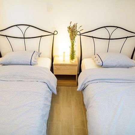 Apartments Lux Pag Паг Екстер'єр фото